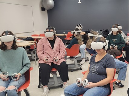 Des personnes assis sur des chaises qui teste les masques de réalité virtuelle