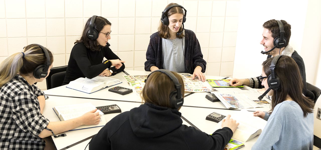 Étudiants autour table aux études