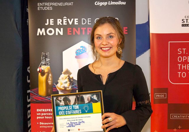 Julie Lavoie, étudiante en Techniques de diététique et participante au parcours Entrepreneuriat-études au Cégep Limoilou, récipiendaire du prix du public pour Propulse ton idée d’affaires au collégial 201