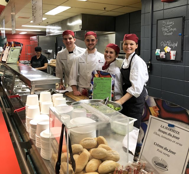 Étudiants en Gestion d'un établissement de restauration aux commandes de la cafétéria du campus de Québec