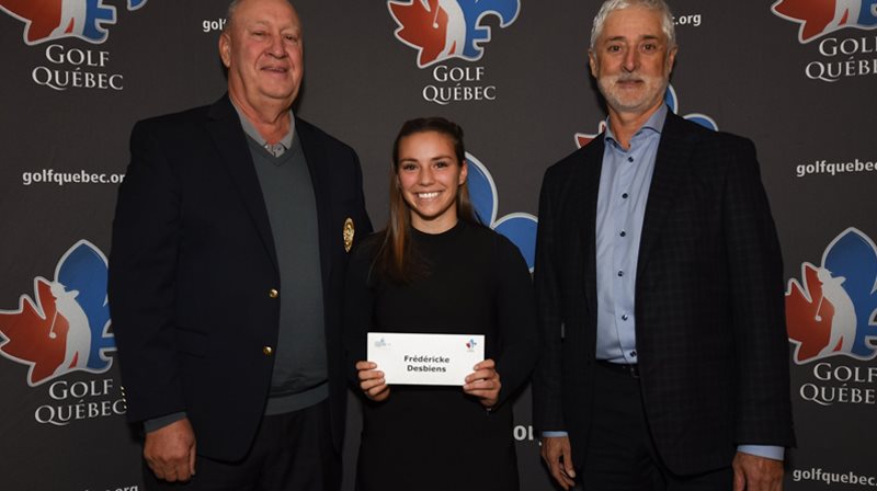 Frédéricke Desbiens entourée de Denis Loiselle, président de Golf Québec, et de Claude Chagnon, président de la FAEQ