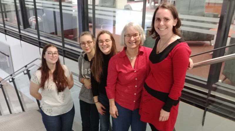 Josée Blanchette et Christine Veilleux ( à droite) avec trois des 11 étudiants et étudiantes impliqués dans le Comité PER