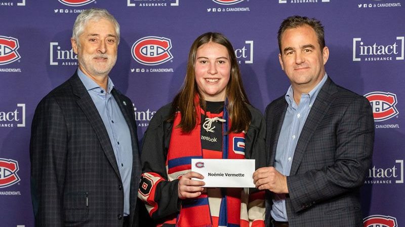 Noémie Vermette, étudiante-athlète du Cégep Limoilou, est entourée de Claude Chagnon, président de la FAEQ, et de Geoffrey Molson, président des Canadiens de Montréal