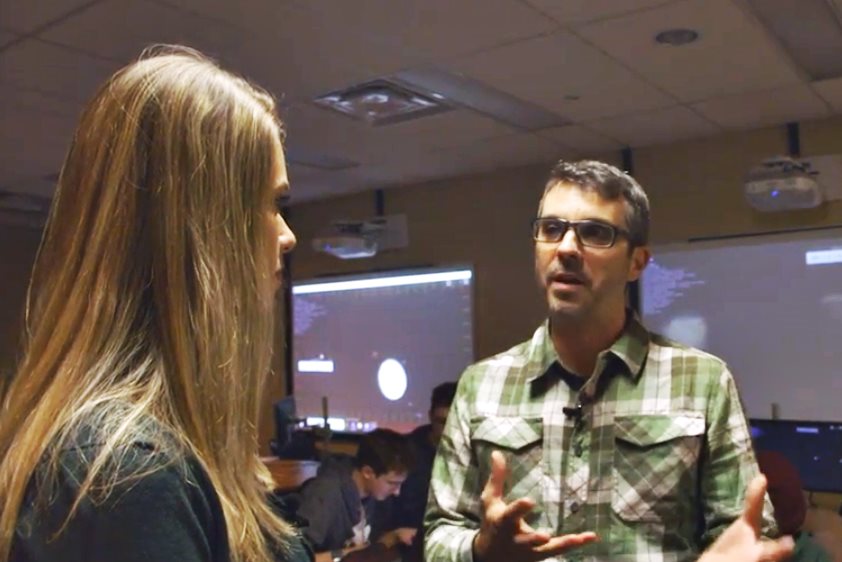 Stéphan Gaumont-Guay, enseignant en physique, en entrevue avec Stéphanie Salomon, reporter pour savoir média, dans la classe d’apprentissage actif au Cégep Limoilou