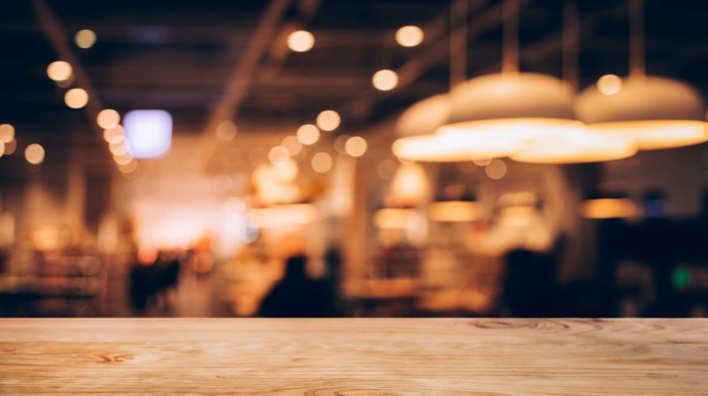 Vue de l'intérieur d'un restaurant lumières floues, ambiance chaleureuse