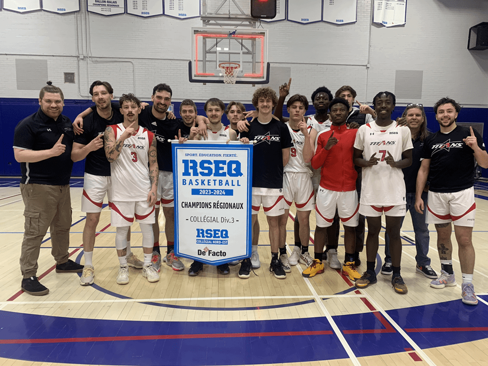 Les joueurs des Titans en basketball division 3 sur le terrain avec la bannière de champions régionaux