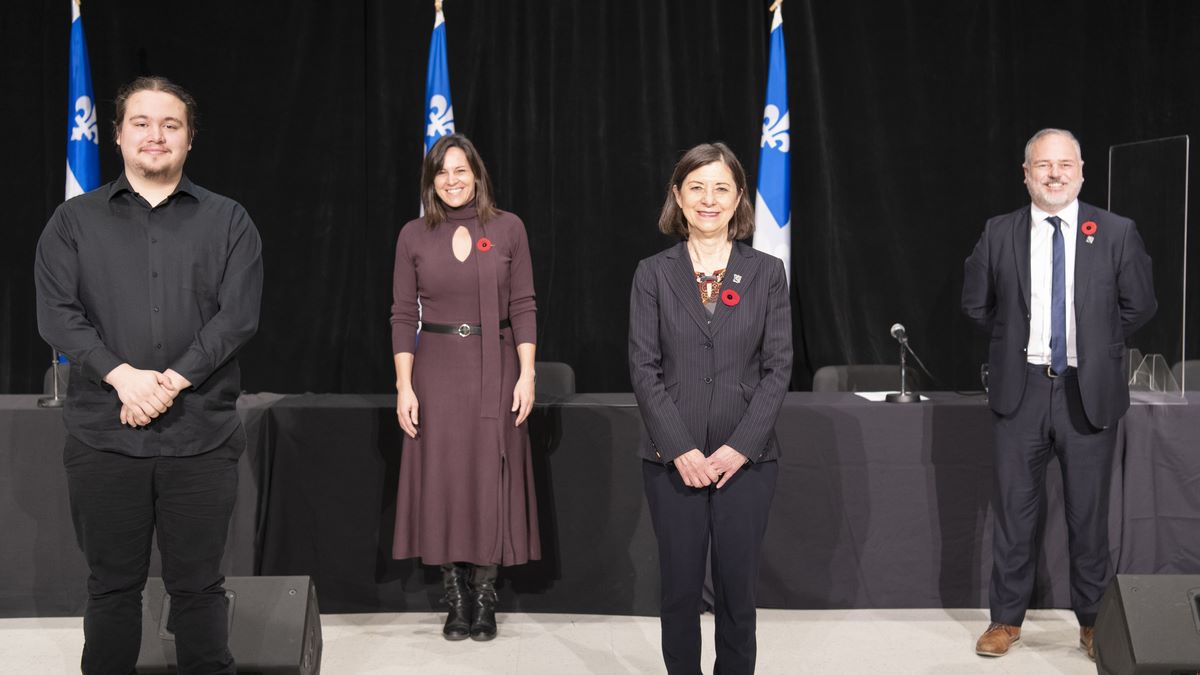 À gauche, Loïc Imbeau, étudiant représentant de l'Association générale des étudiantes et des étudiants du Cégep Limoilou (AGEECL) qui a pu s'entretenir avec les ministres.