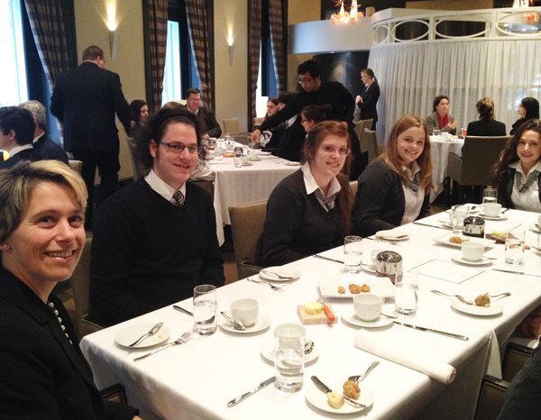 Étudiants assis à une table au restaurant