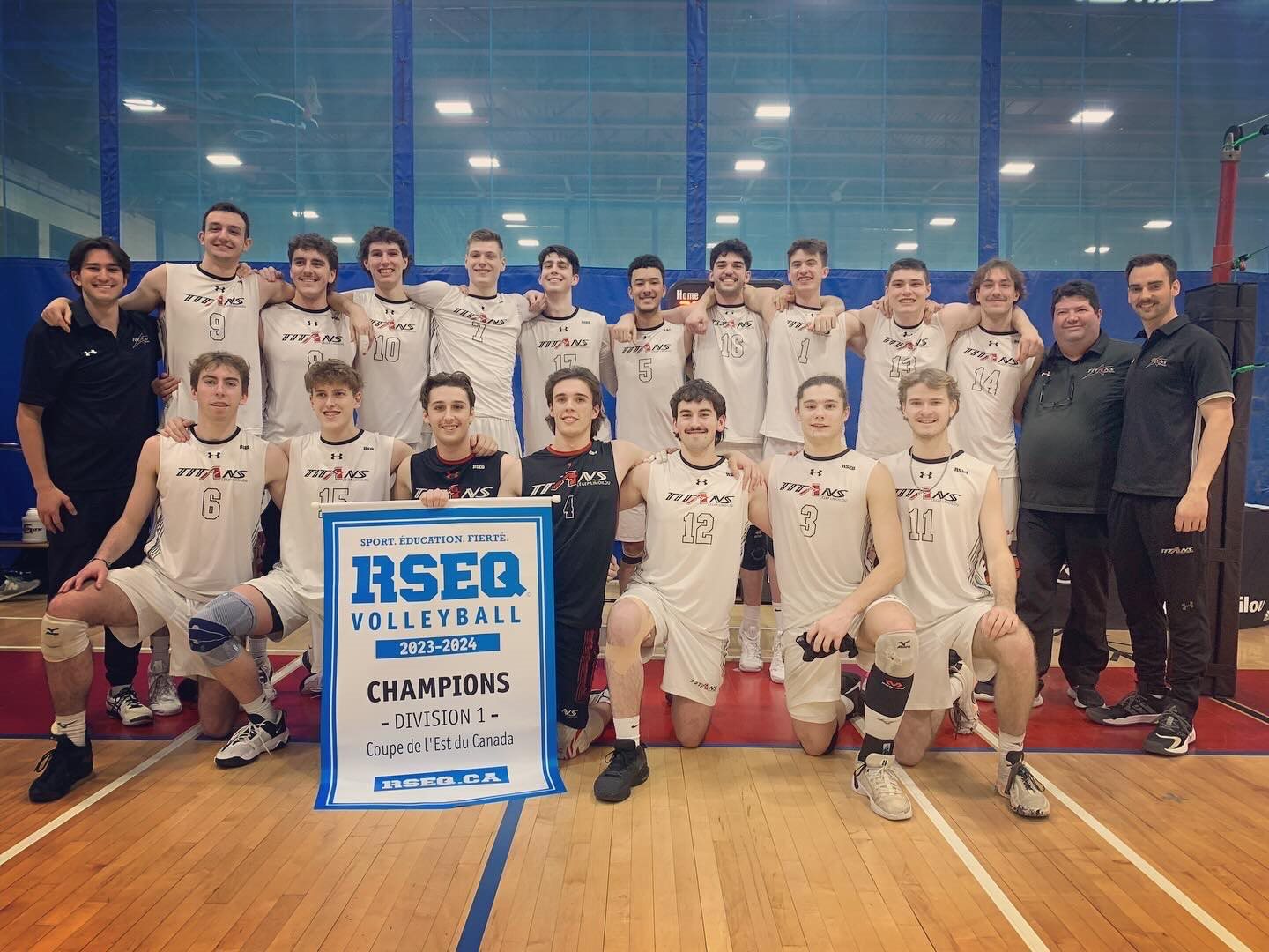 L'équipe des Titans du Cégep Limoilou, championne de la Coupe de l'Est de volleyball masculin division 1