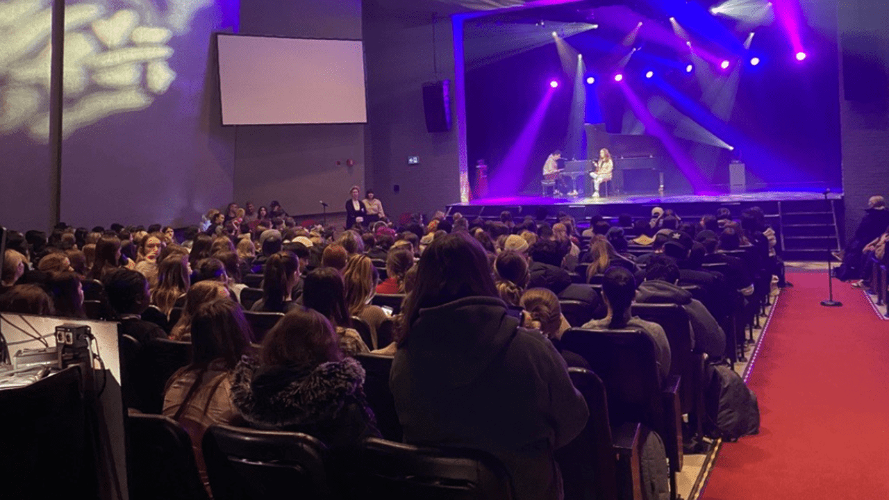 Groupe d'étudiants dans un amphithéâtre