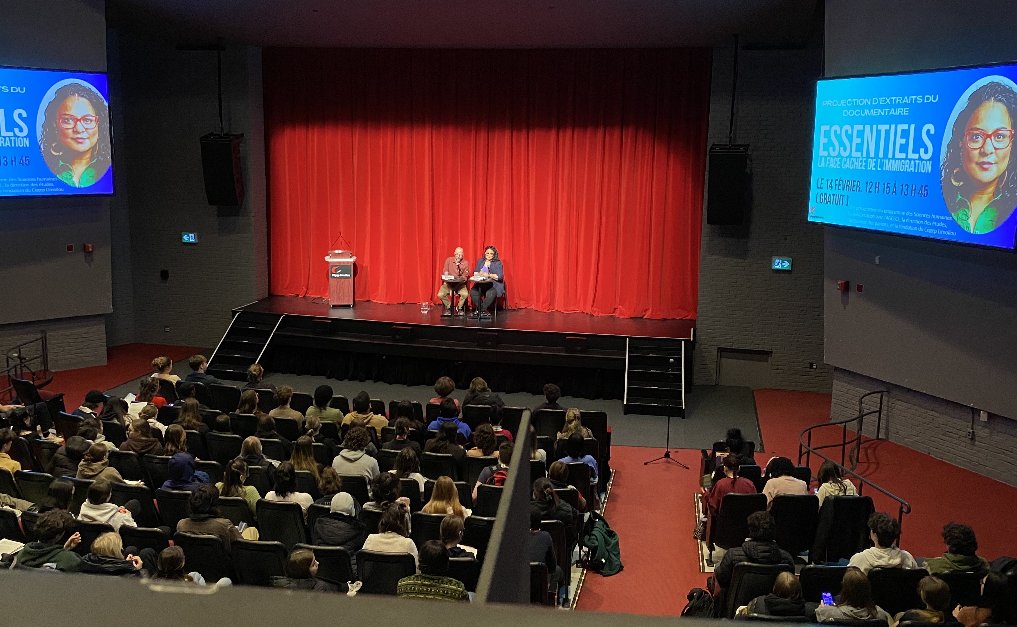 Foule d'étudiants et d'étudiantes réunies dans la Salle Sylvain-Lelièvre pour la projection du documentaire