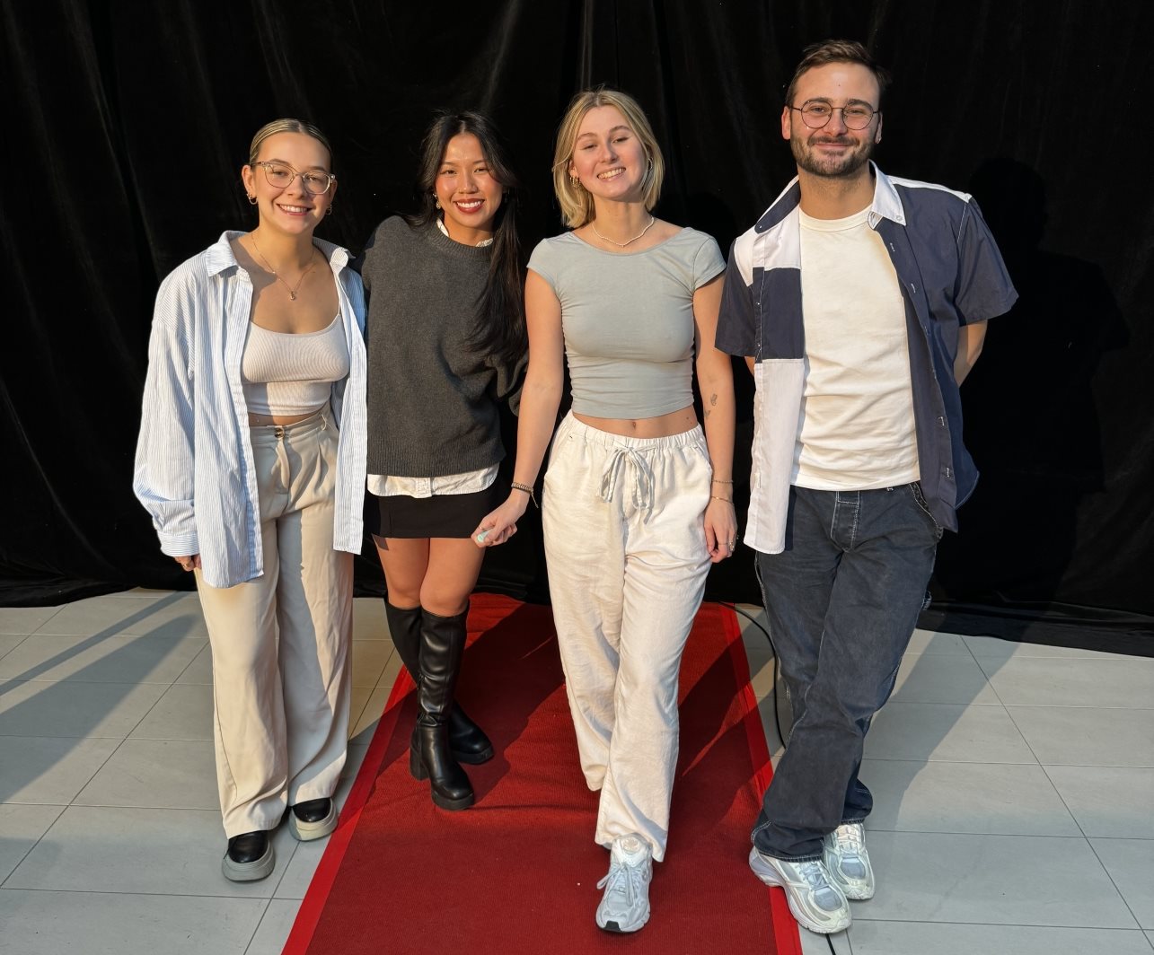 Quatre étudiants et étudiantes sur le tapis rouge au Show mode