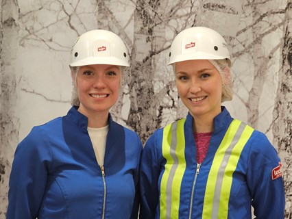 Deux étudiantes habillées en uniforme d'usine.