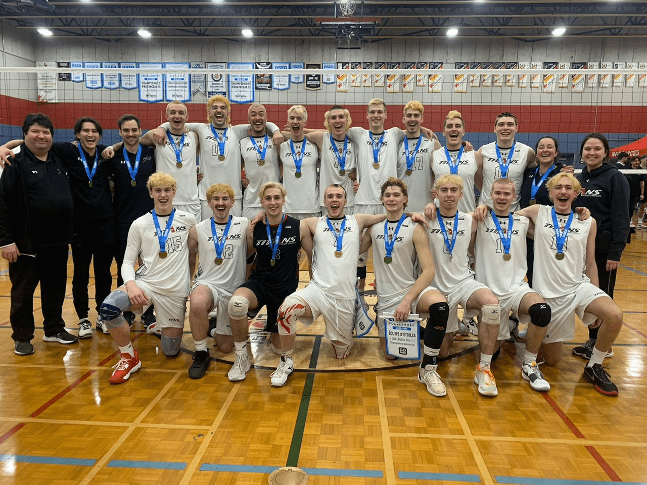 Équipe championne provinciale des Titans en volleyball masculin division 1