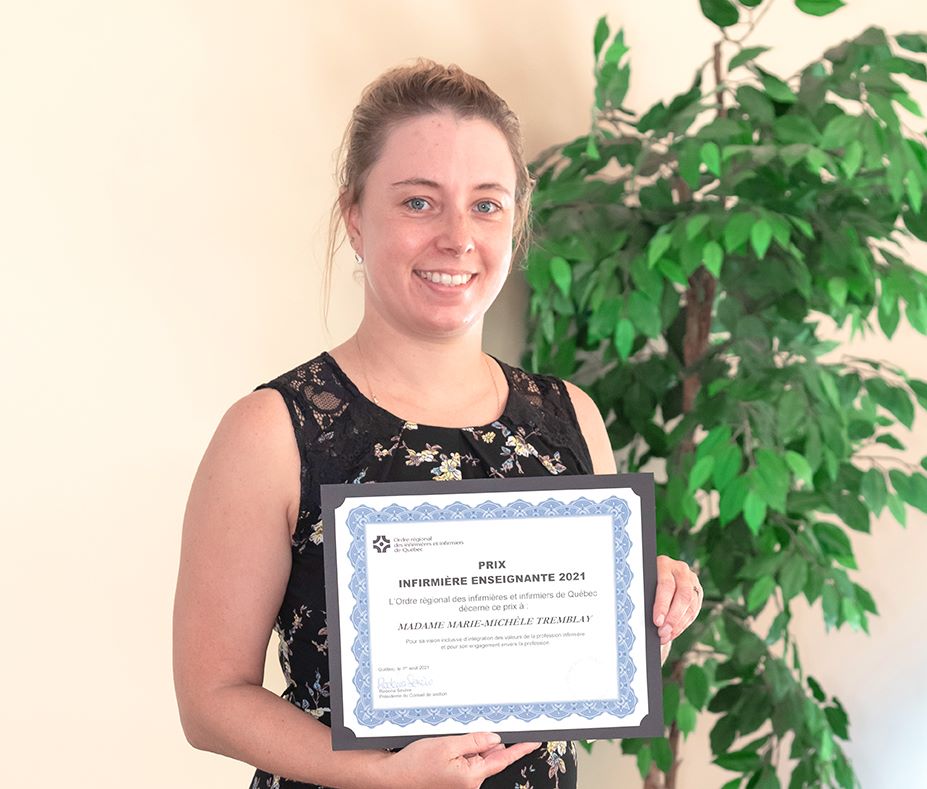 Marie-Michele Tremblay Soins infirmiers avec plaque honorifique pour le prix Infirmière de l'année 2021