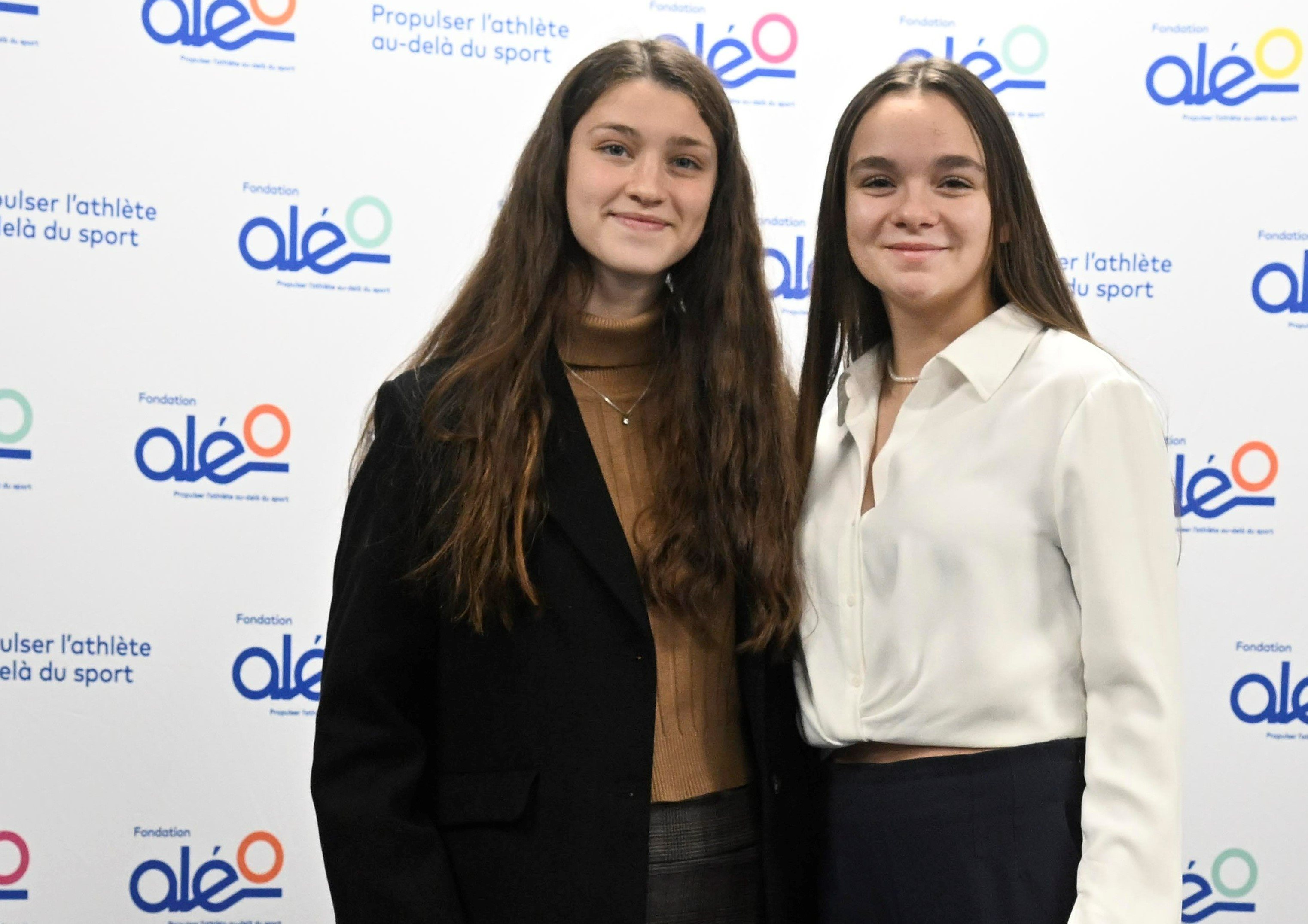 Julianne Labbé et Éloïse Caron, souriantes, lors de la remise de la bourse de la Fondation Aléo