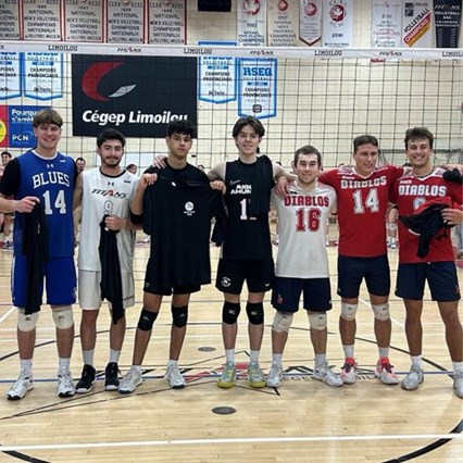 Les joueurs sont alignés sur le terrain de volleyball et sourient à la caméra.