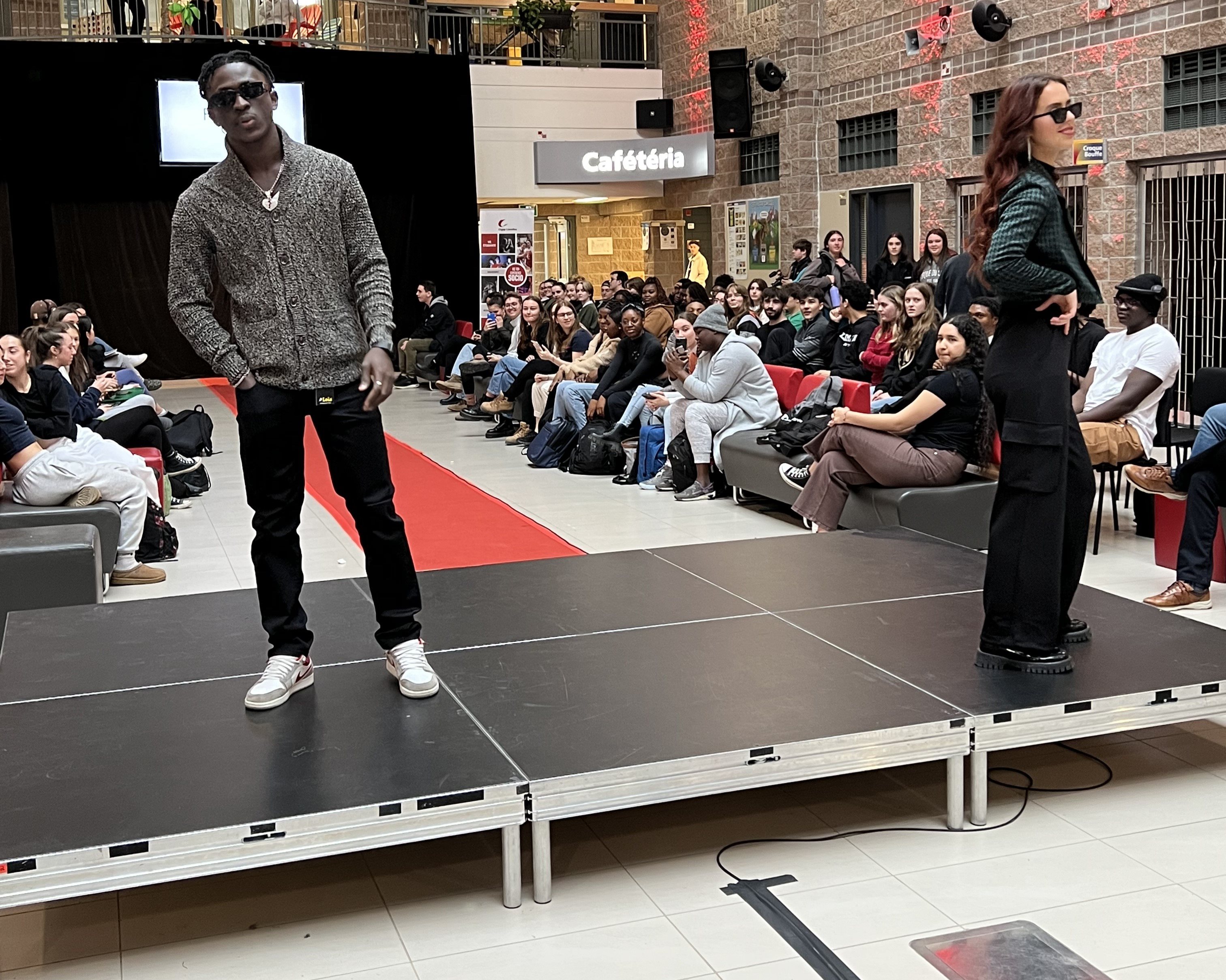 Un étudiant et une étudiante sur le tapis rouge lors du Show mode