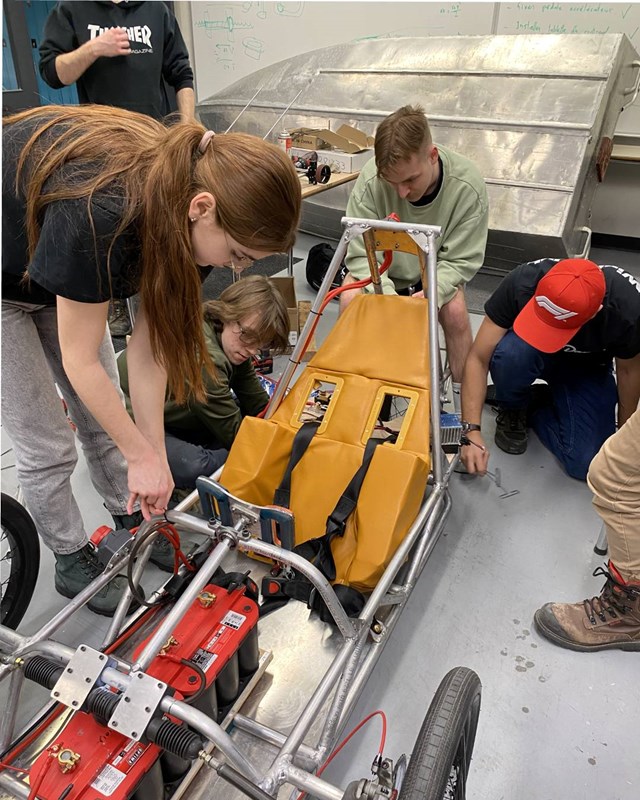 Les étudiants travaillent sur le bolide.