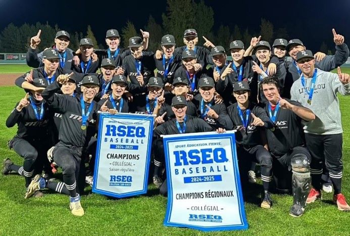 Les joueurs des Titans baseball qui tiennent la bannière de champions régionaux sur le terrain de baseball