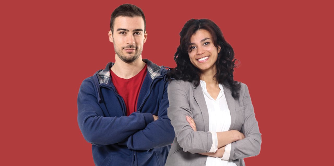 Une homme et une femme, côtes-à-côtes et les bras croisés, qui regardent devant en souriant, sur fond rouge.
