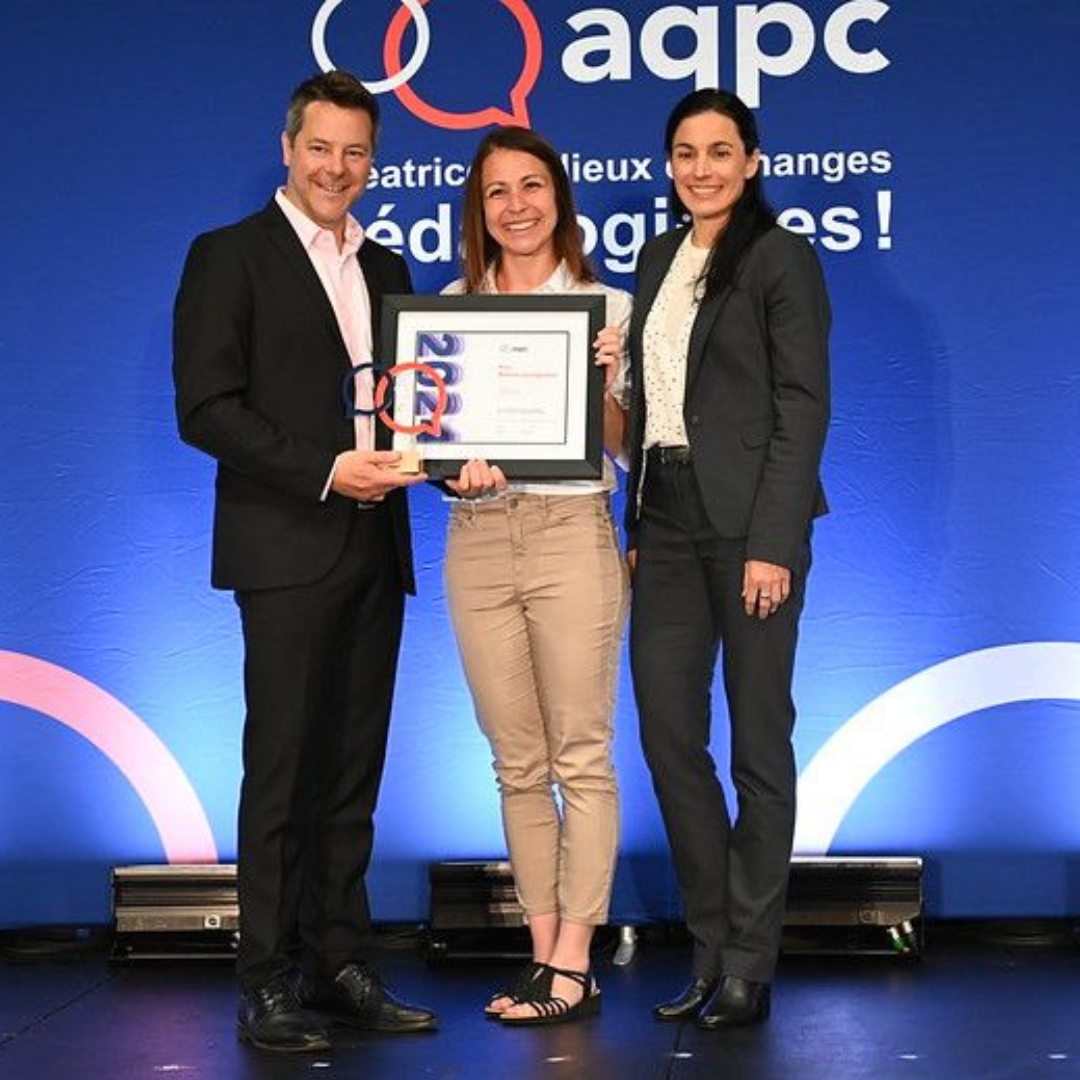 Julie Brousseau reçoit le prix de la Relève enseignante remis par l'AQPC