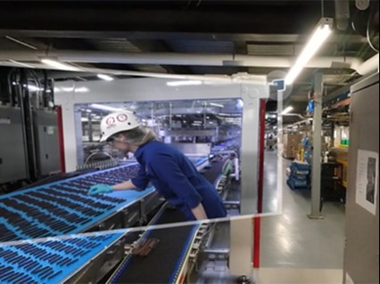 Une dame qui place des biscuit dans l'usine de biscuit Leclerc