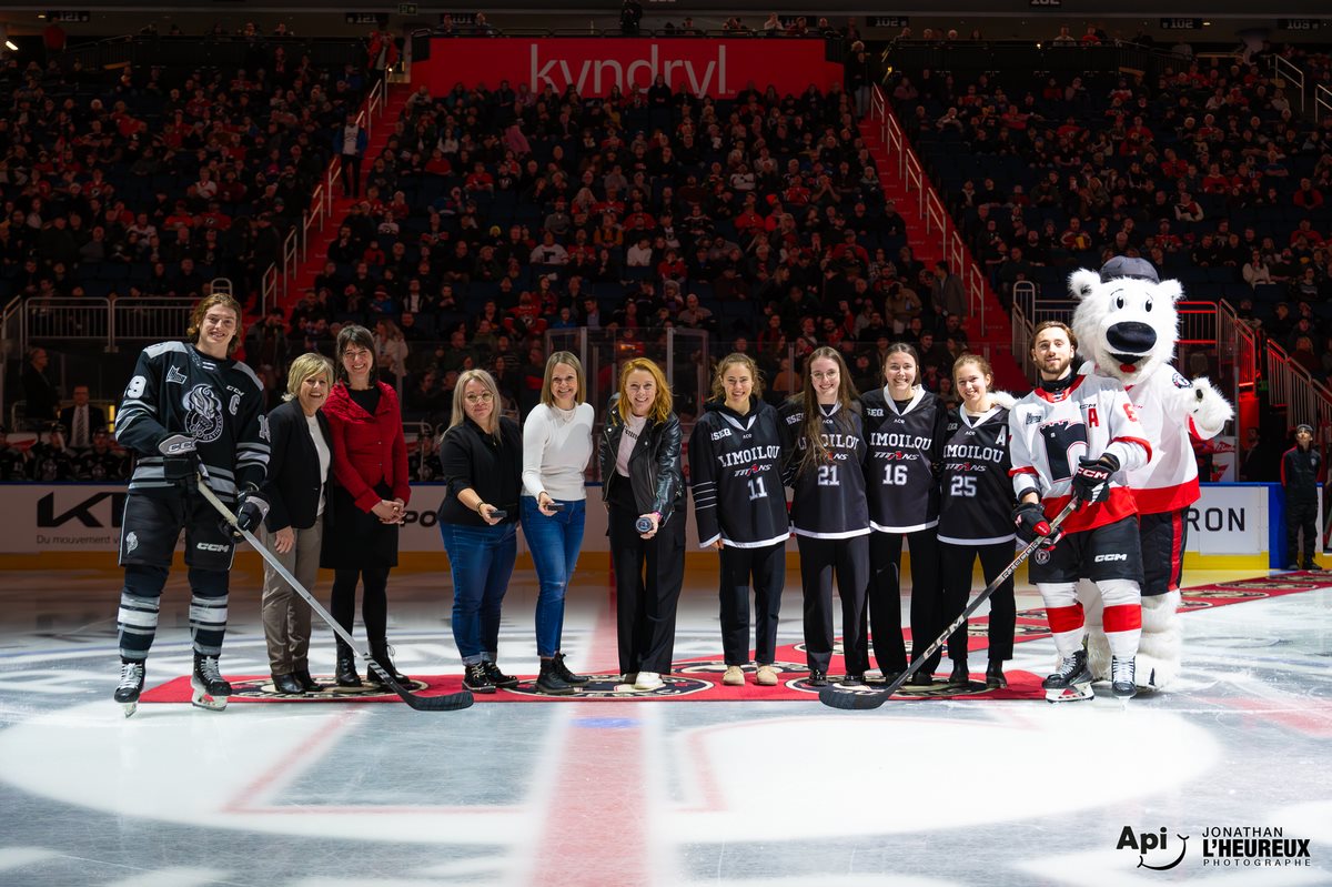 Joueuses des Titans sur la glace lors de la remise de bourses offertes par les Remparts de Québec