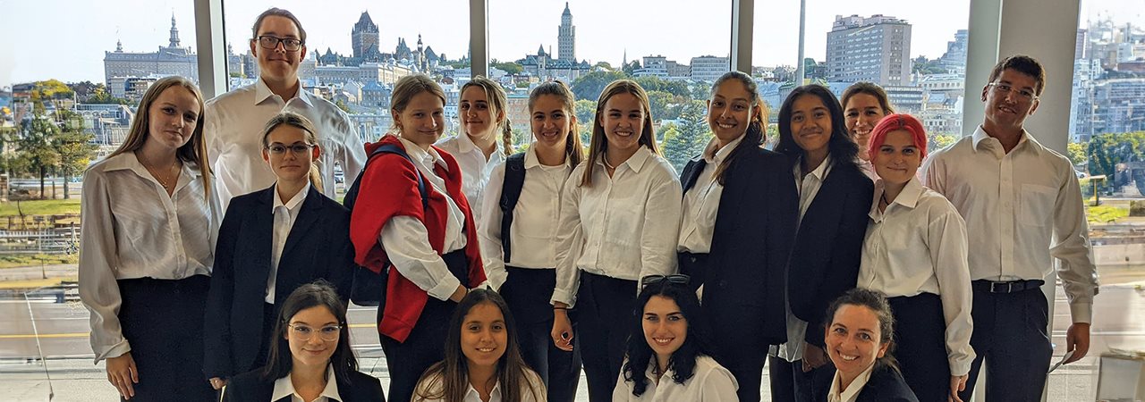 Groupe d'étudiants et d'étudiantes en tourisme avec le Vieux-Québec en arrière-plan