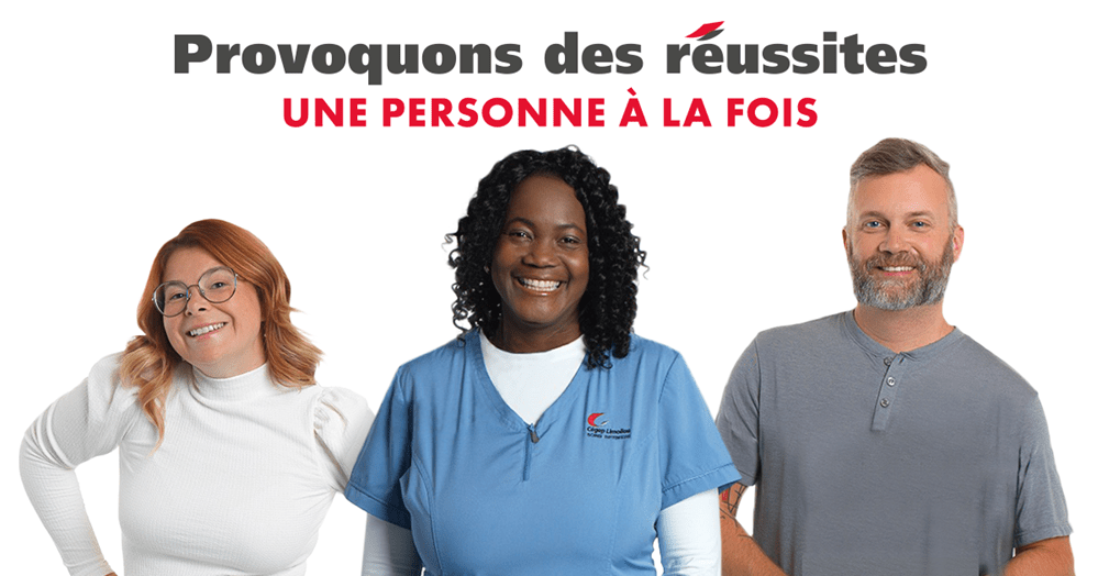 Trois employés souriants, avec le slogan Provoquons des réussites, une personne à la fois 